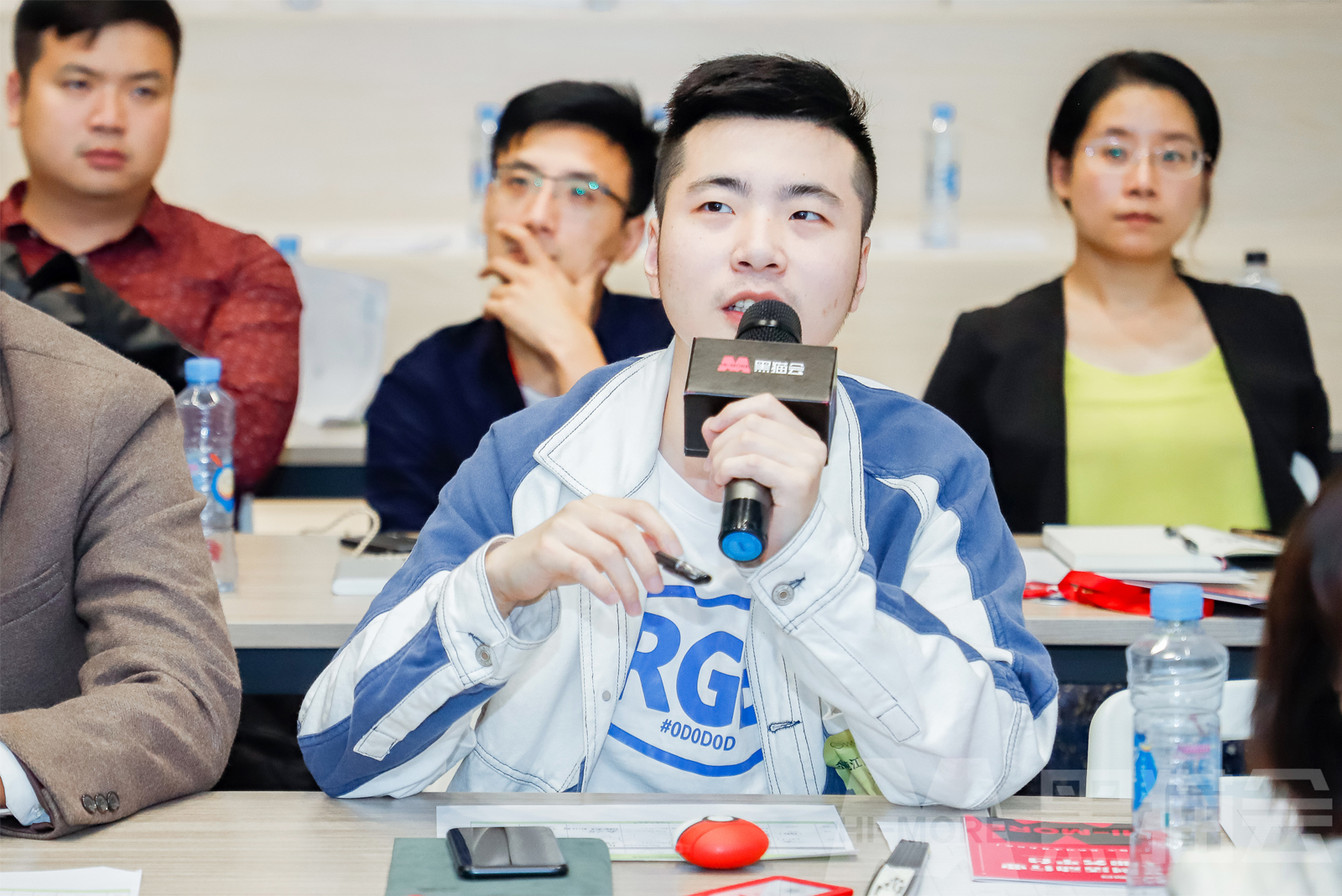 學(xué)員在活動執(zhí)行分享會與講師討論