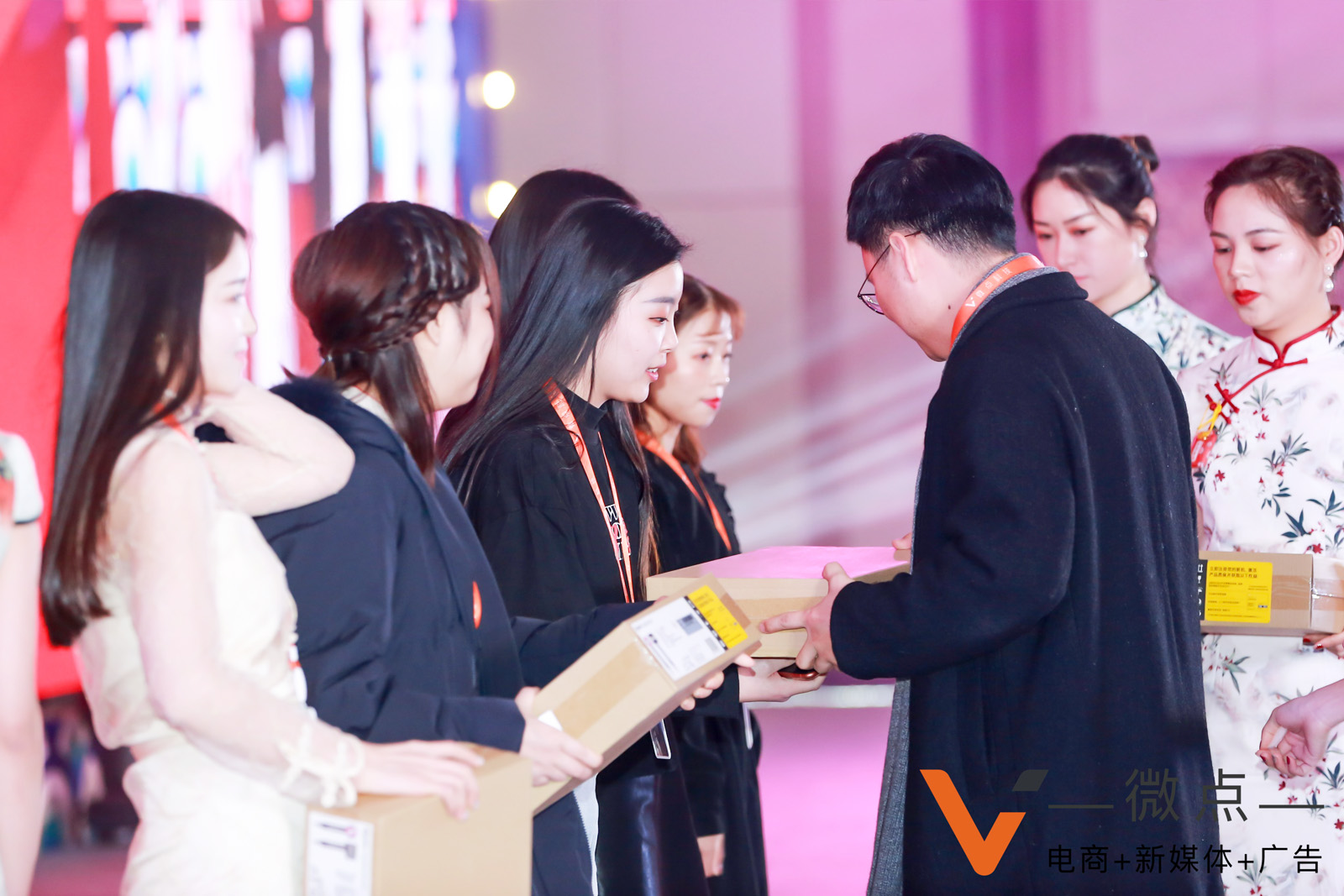 禮儀人員為年會晚宴抽獎幸運(yùn)嘉賓頒發(fā)獎品