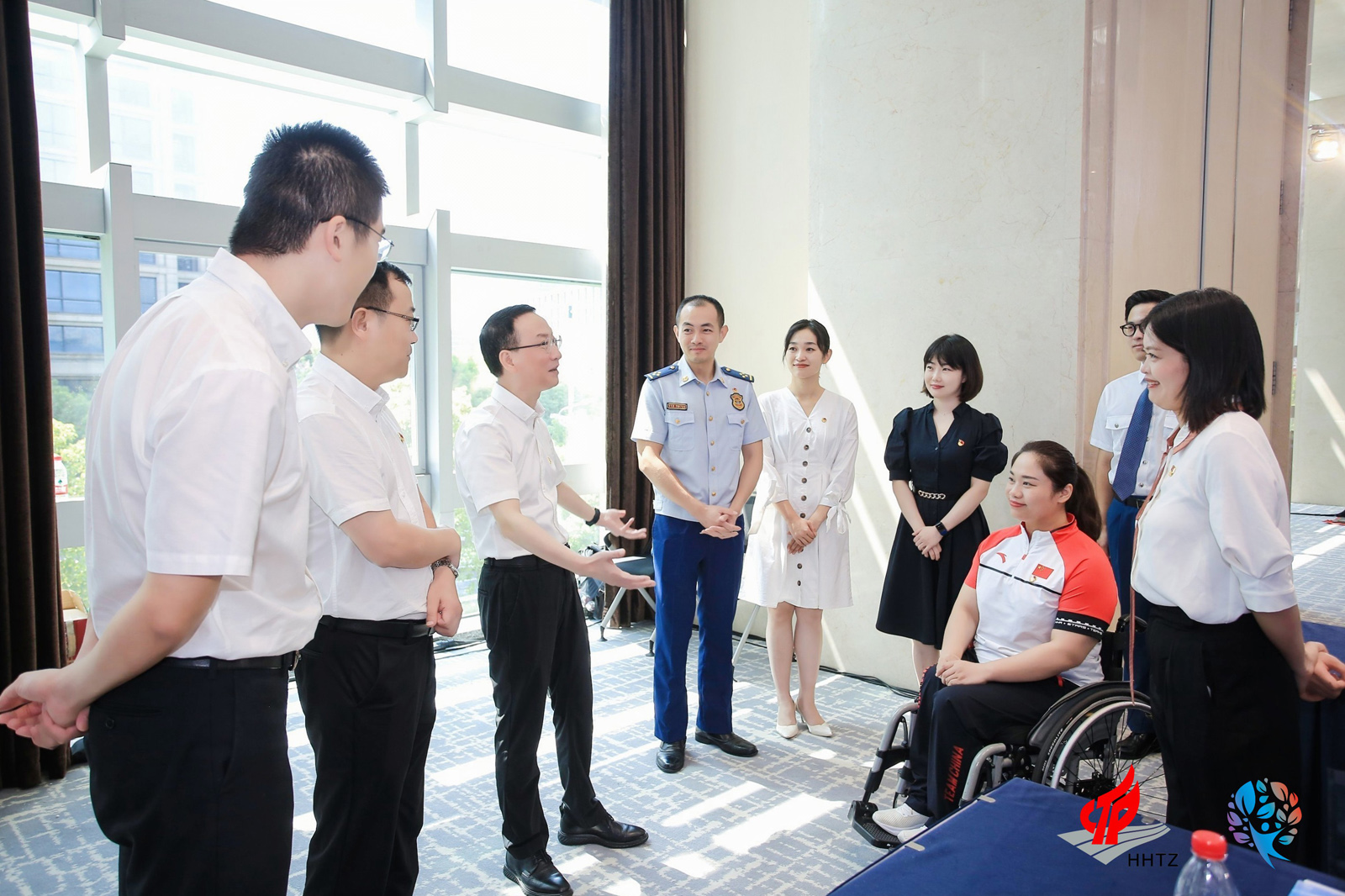 杭州市委宣傳部副部長(zhǎng)、新聞出版局局長(zhǎng)應(yīng)雪林和青年們親切交流